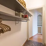 La Petite Dame - Maggiore - 100 M From The アパート
