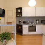 Apartment La Petite Dame - Maggiore - 100 M From The *
