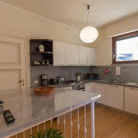 La Petite Dame - Maggiore - 100 M From The Вербания