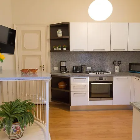 Apartment La Petite Dame - Maggiore - 100 M From The *