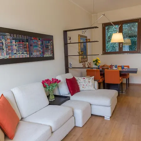 La Petite Dame - Maggiore - 100 M From The Verbania