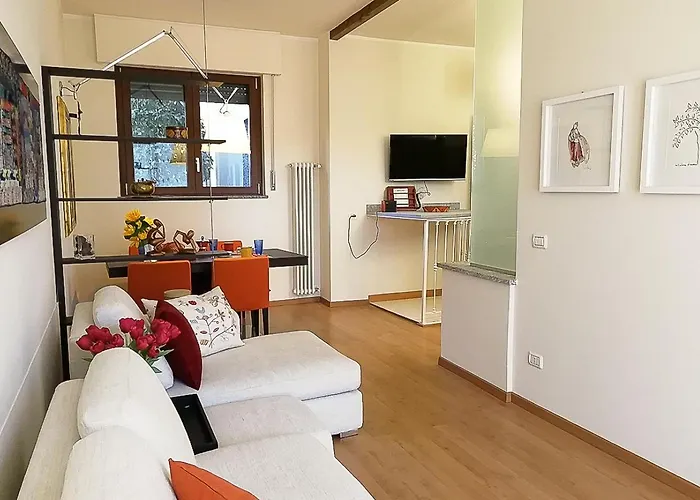 La Petite Dame - Maggiore - 100 M From The Apartment