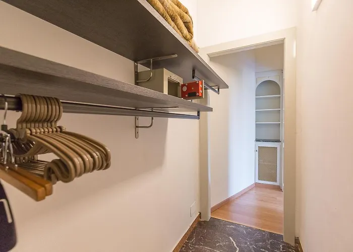 La Petite Dame - Maggiore - 100 M From The Apartment