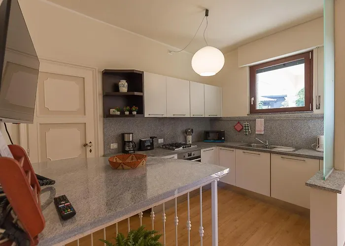 La Petite Dame - Maggiore - 100 M From The 베르바니아