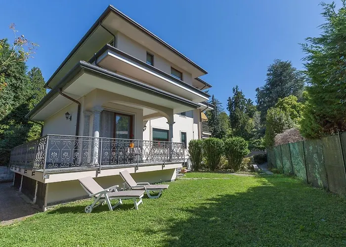 La Petite Dame - Maggiore - 100 M From The 베르바니아